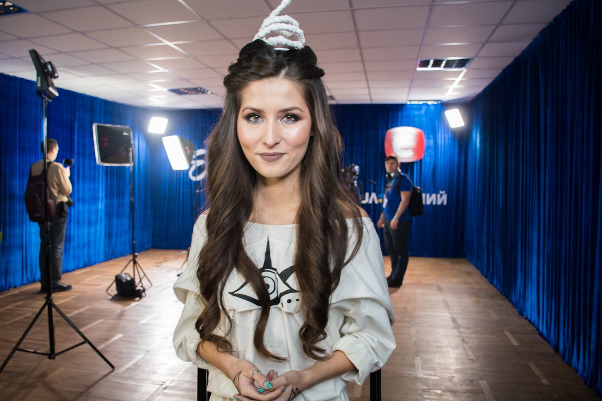 Данилко отметил, что ему конструкция на голове артистки напоминает кипятильник