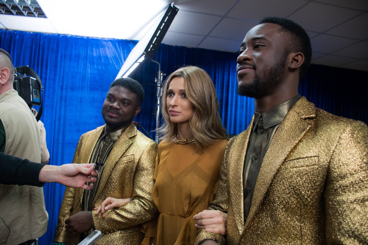 TAYANNA вышла на сцену вместе с бек-вокалом, который состоял из афроамериканских певцов