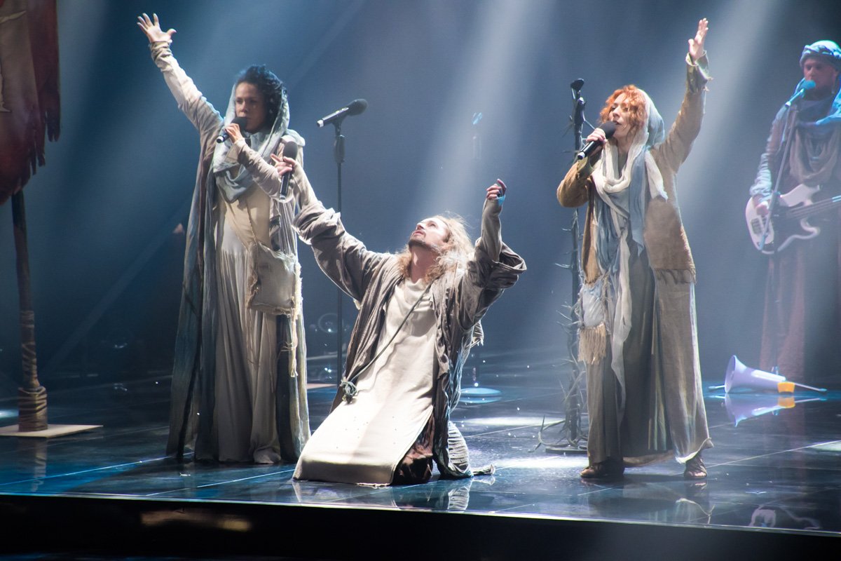  Юрченко устроил на сцене целое представление, а Притула даже пошутил, что ему стоило еще прогуляться по воделяться по воде