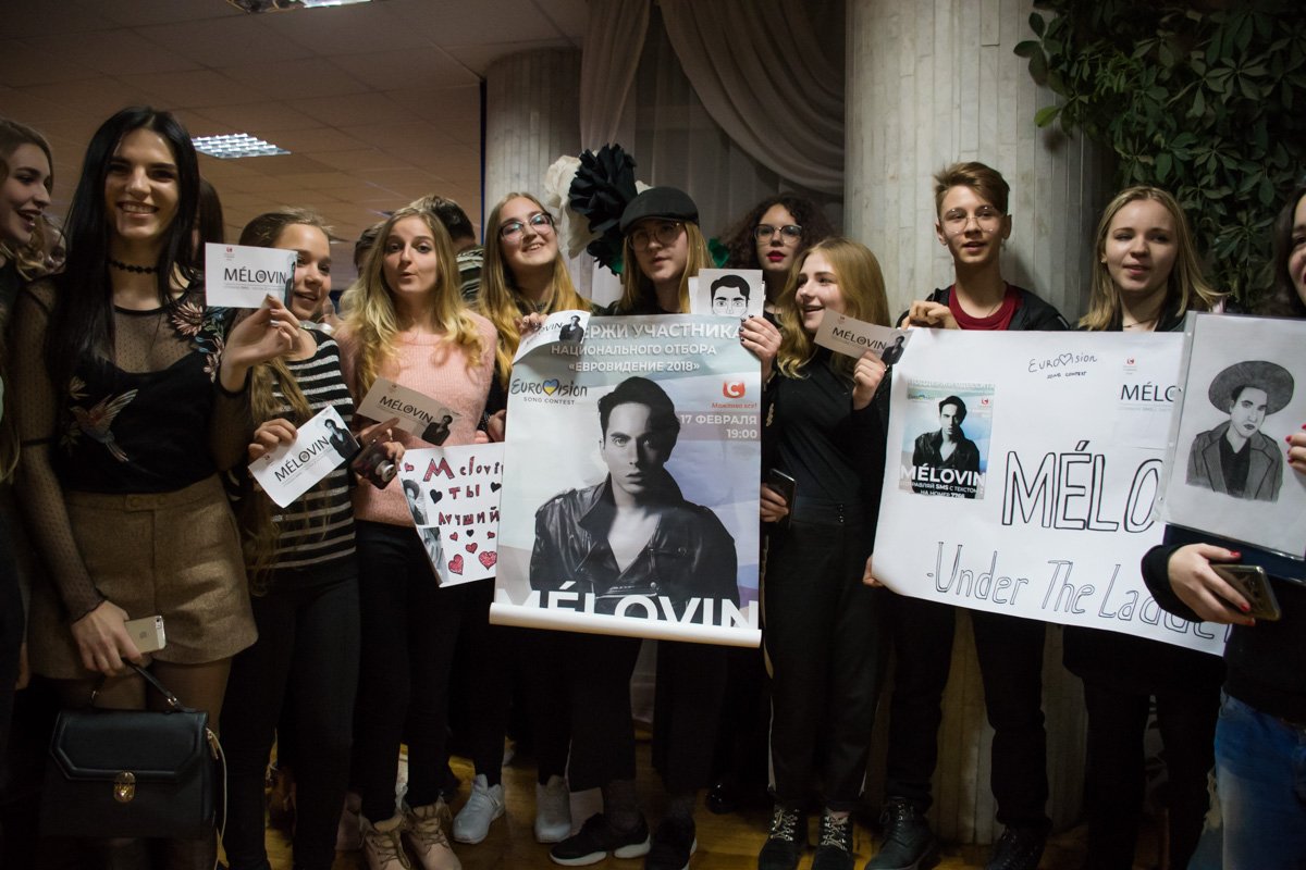 Фанатки Melovin в коридоре пели его песни