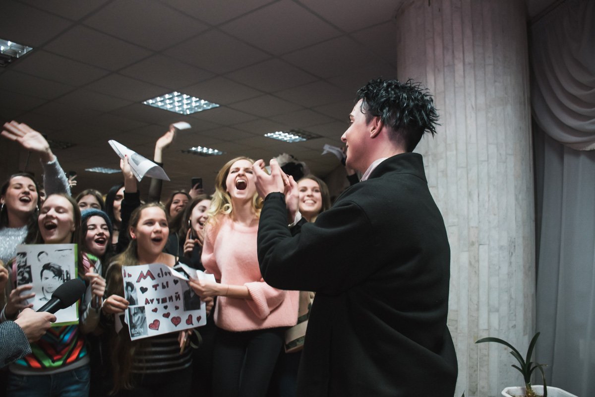 Когда певец вышел к фанатам, его чуть не разорвали на кусочки, но Костю спасла охрана