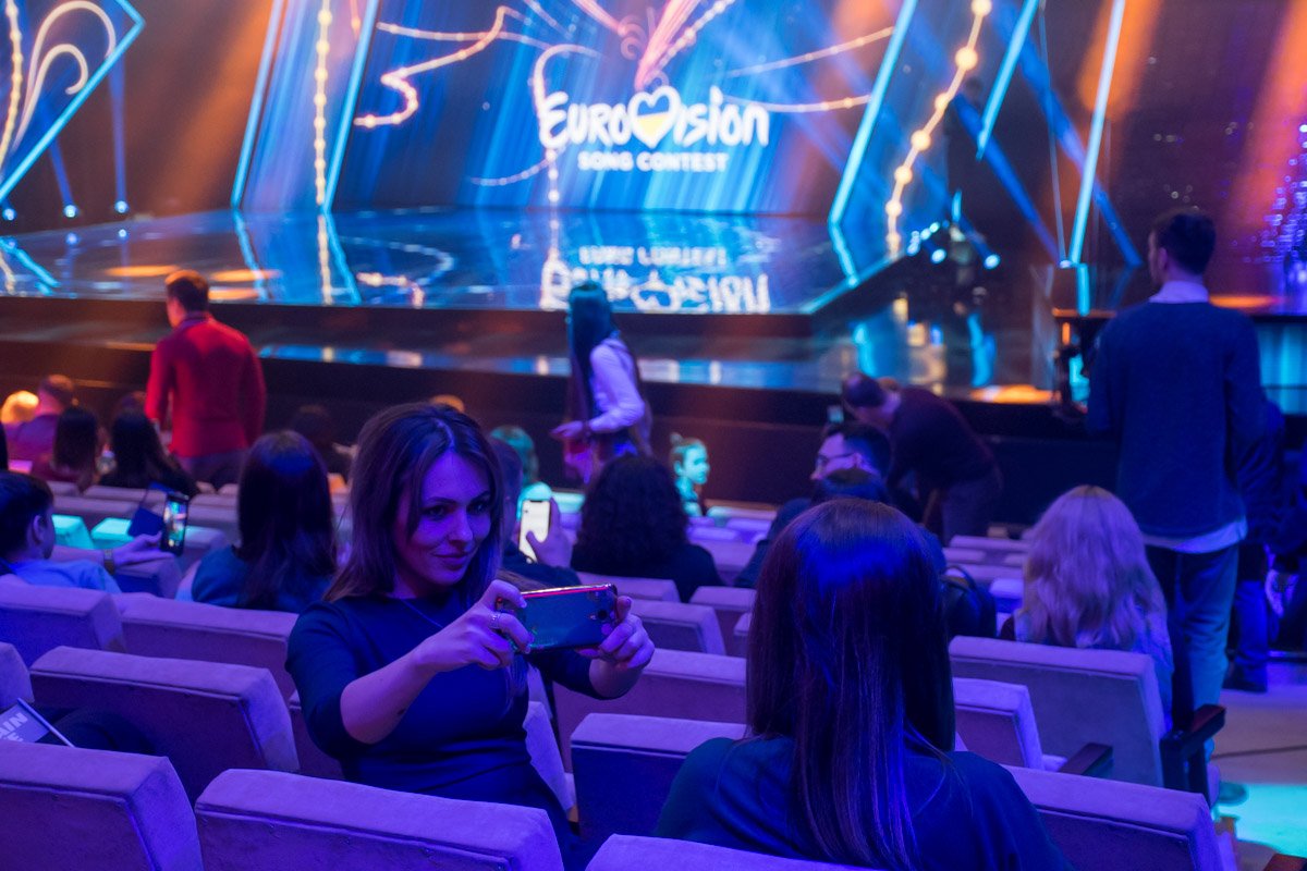 Некоторые гости пришли поддержать своих фаворитов, а другие -просто хорошо провести вечер