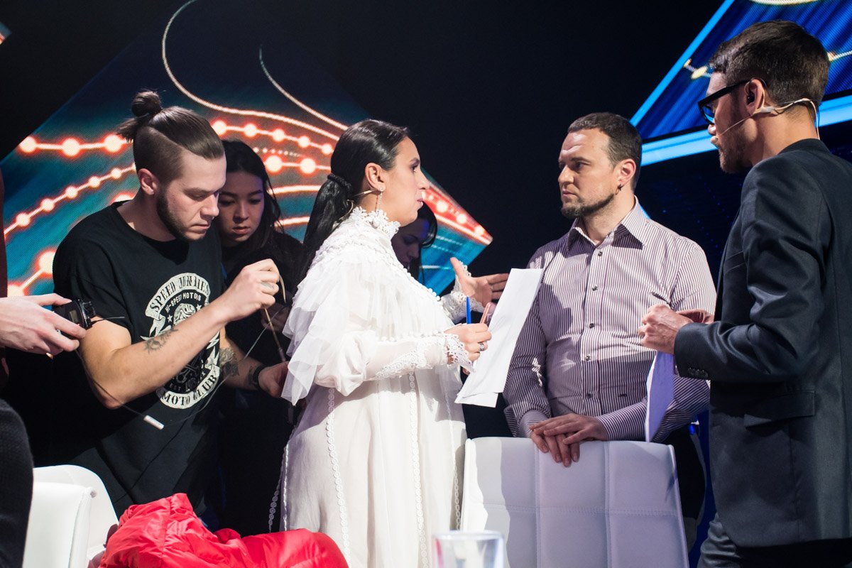 Джамала появилась на конкурсе в белом нежном платье и показала свой большой округлый животик