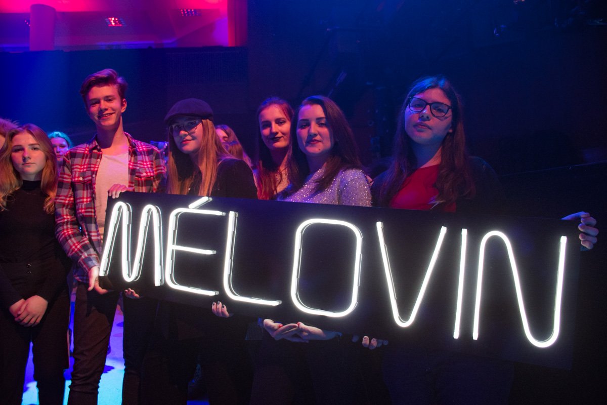 Фанаты скинулись деньгами, чтобы купить вот такой баннер, с которым поддерживали своего кумира