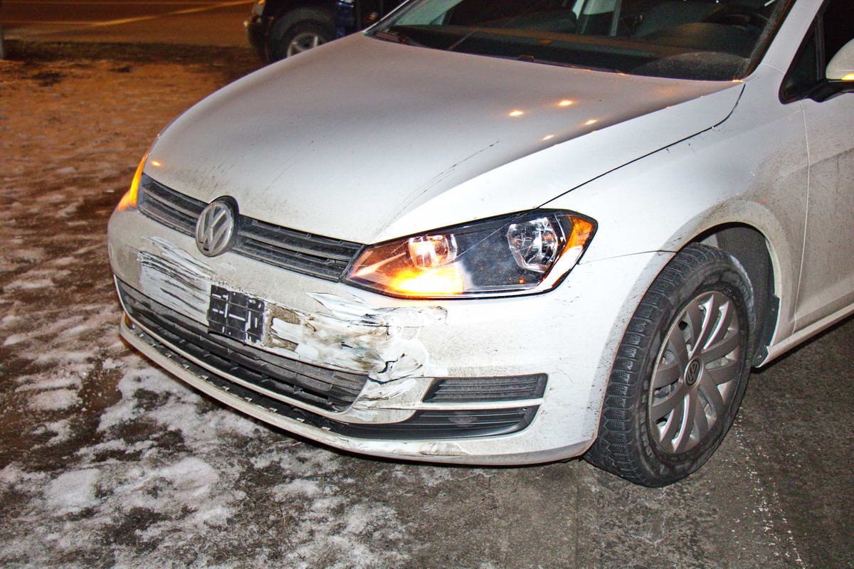 Обе машины получили повреждения после столкновения Обе машины получили повреждения после столкновения