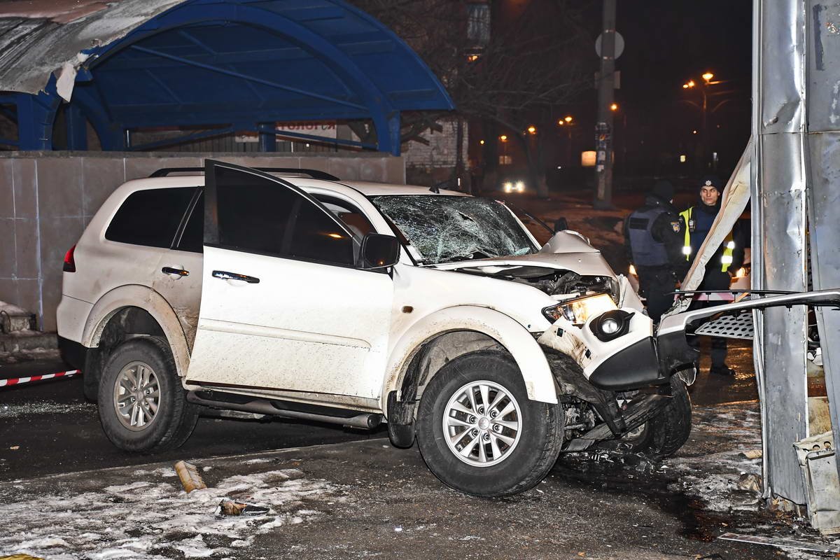 Mitsubishi Pajero не смог войти в поворот и врезался в опору билборда