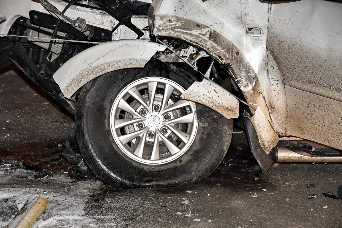 В результате столкновения машина получила серьезные повреждения