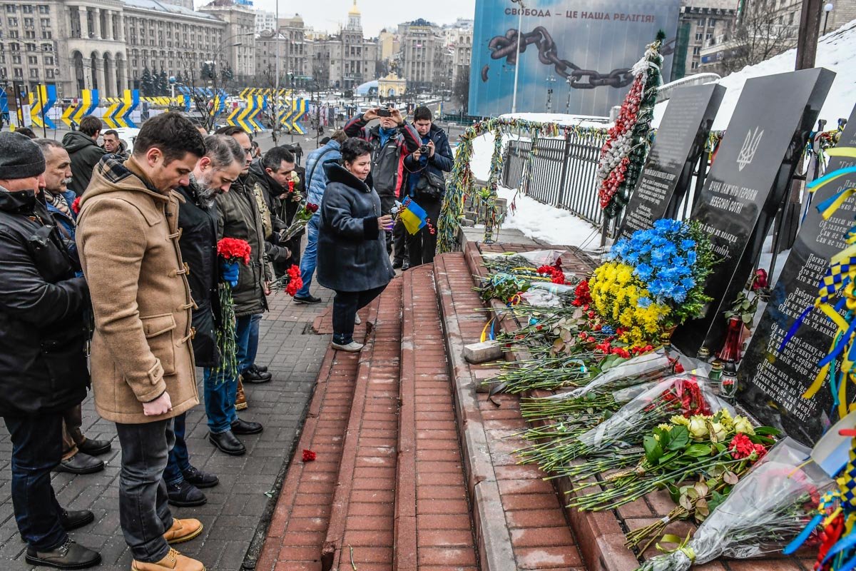 Присутствующие склонили головы у мемориала погибшим 