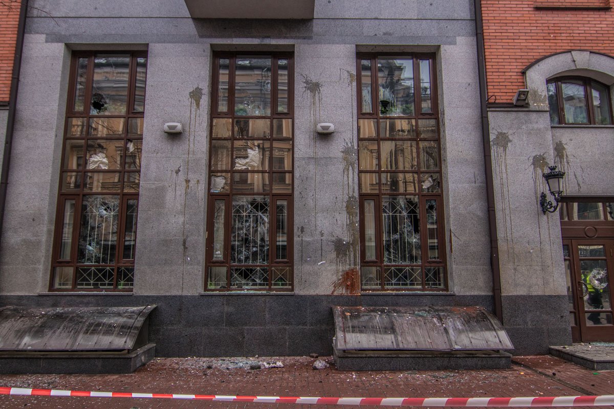 В здании Российского культурного центра на Подоле разбили окна и облили стены В здании Российского культурного центра на Подоле разбили окна и облили стены