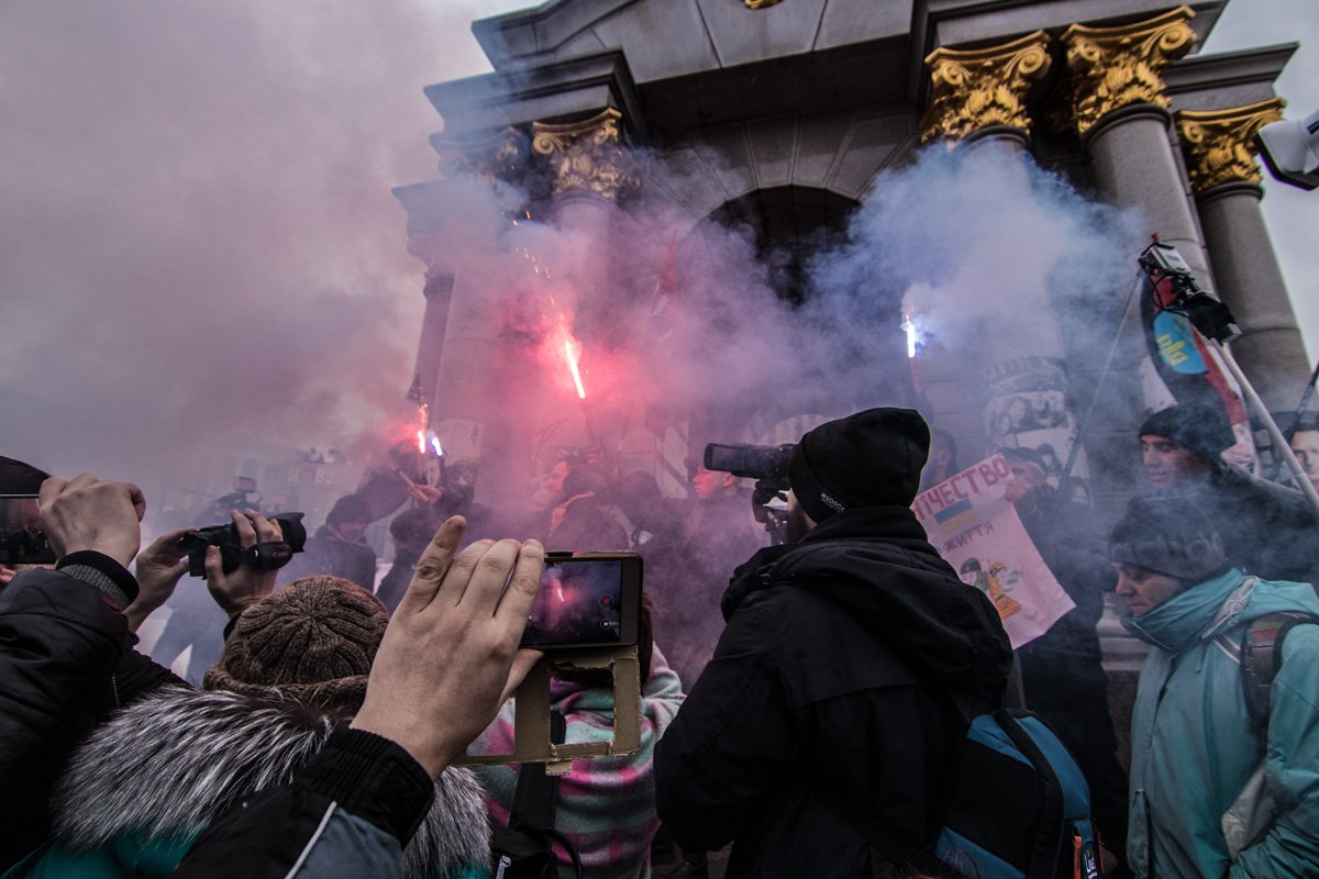 В конце акции "Смерть России" ритуально сожгли флаг РФ В конце акции "Смерть России" ритуально сожгли флаг РФ
