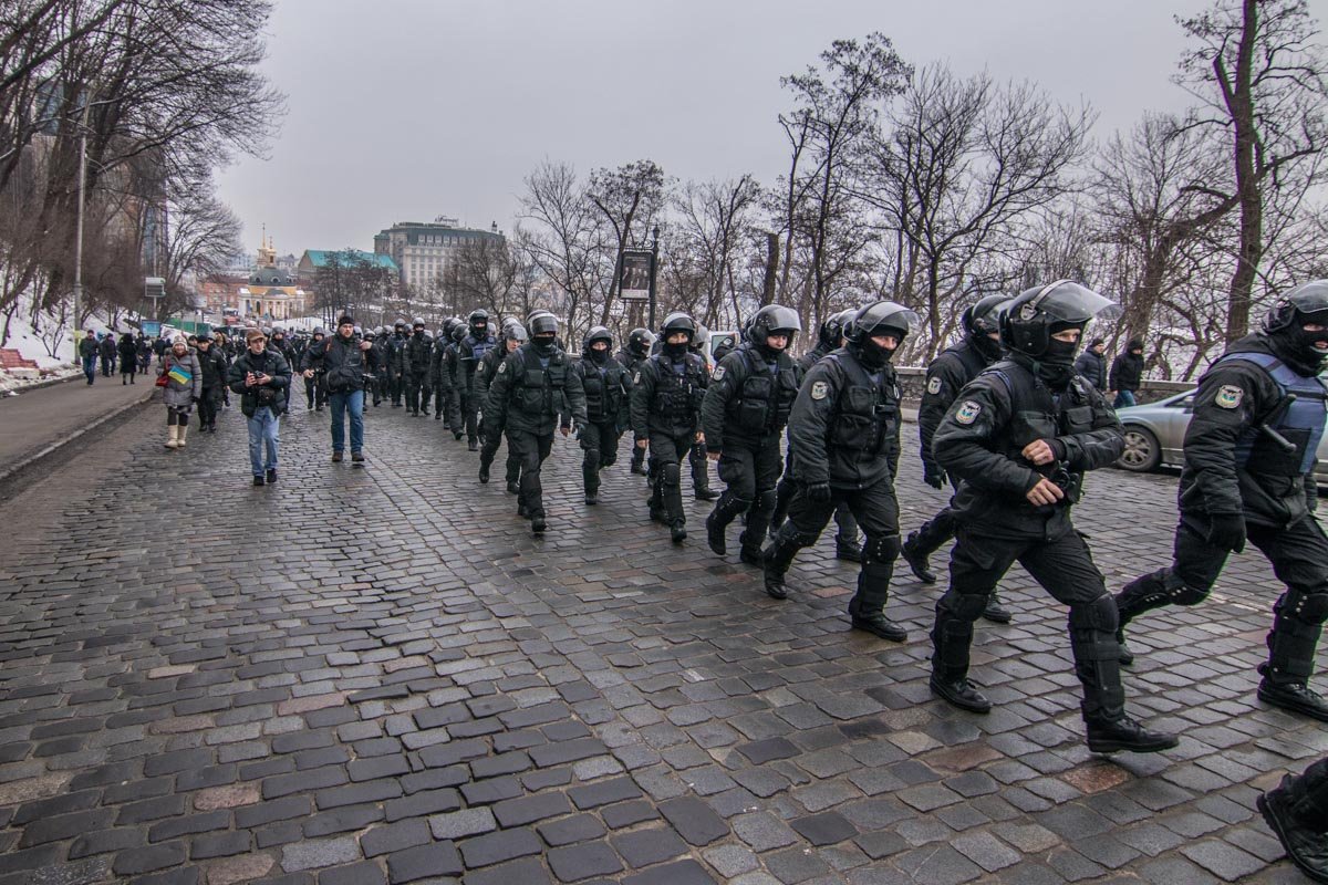 Нацполиция двинулась за участниками марша на Майдан Нацполиция двинулась за участниками марша на Майдан