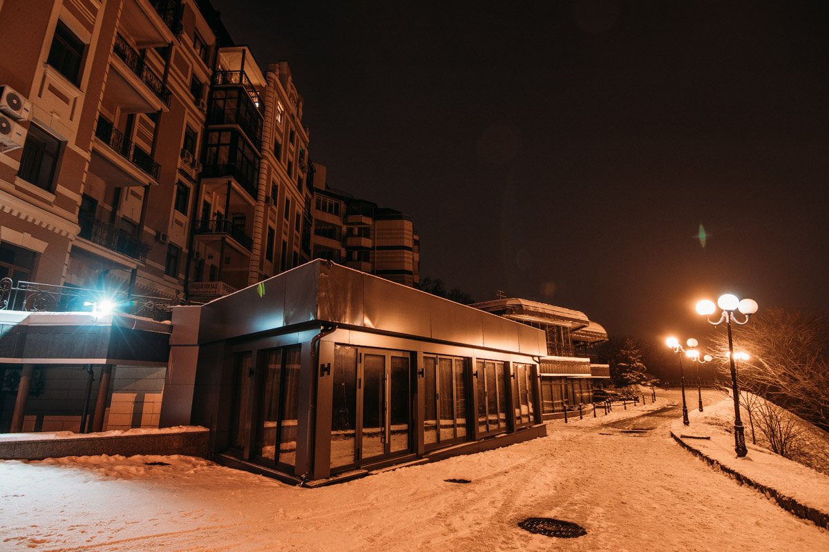 Ночью аллея абсолютно безлюдна