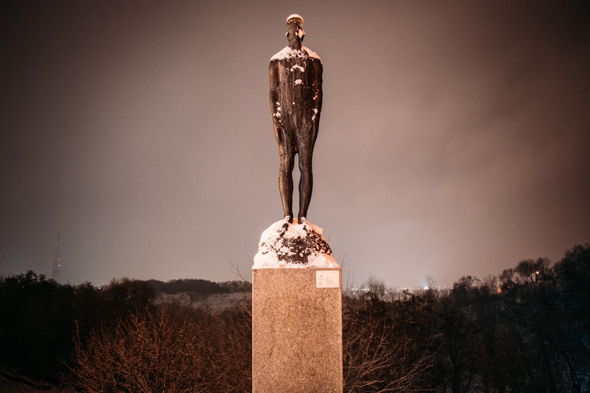 Зимой аллея немного преобразилась, но не потеряла своей неповторимости