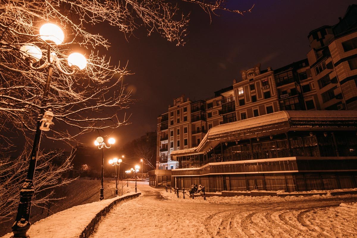 В свете фонарей аллея преобразилась 