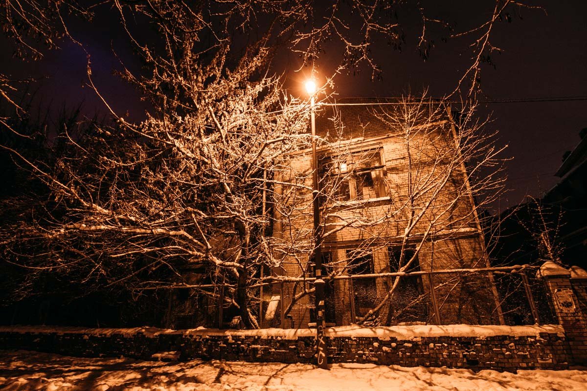 Жилые дома на Пейзажной аллее в ожидании первых солнечных лучей