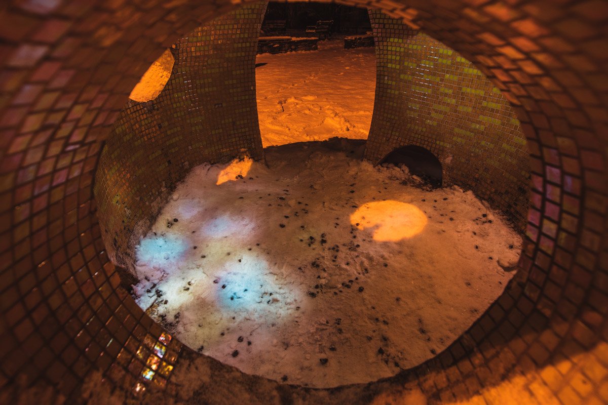 А так выглядит одна из гигантских "ракушек" на детской площадке