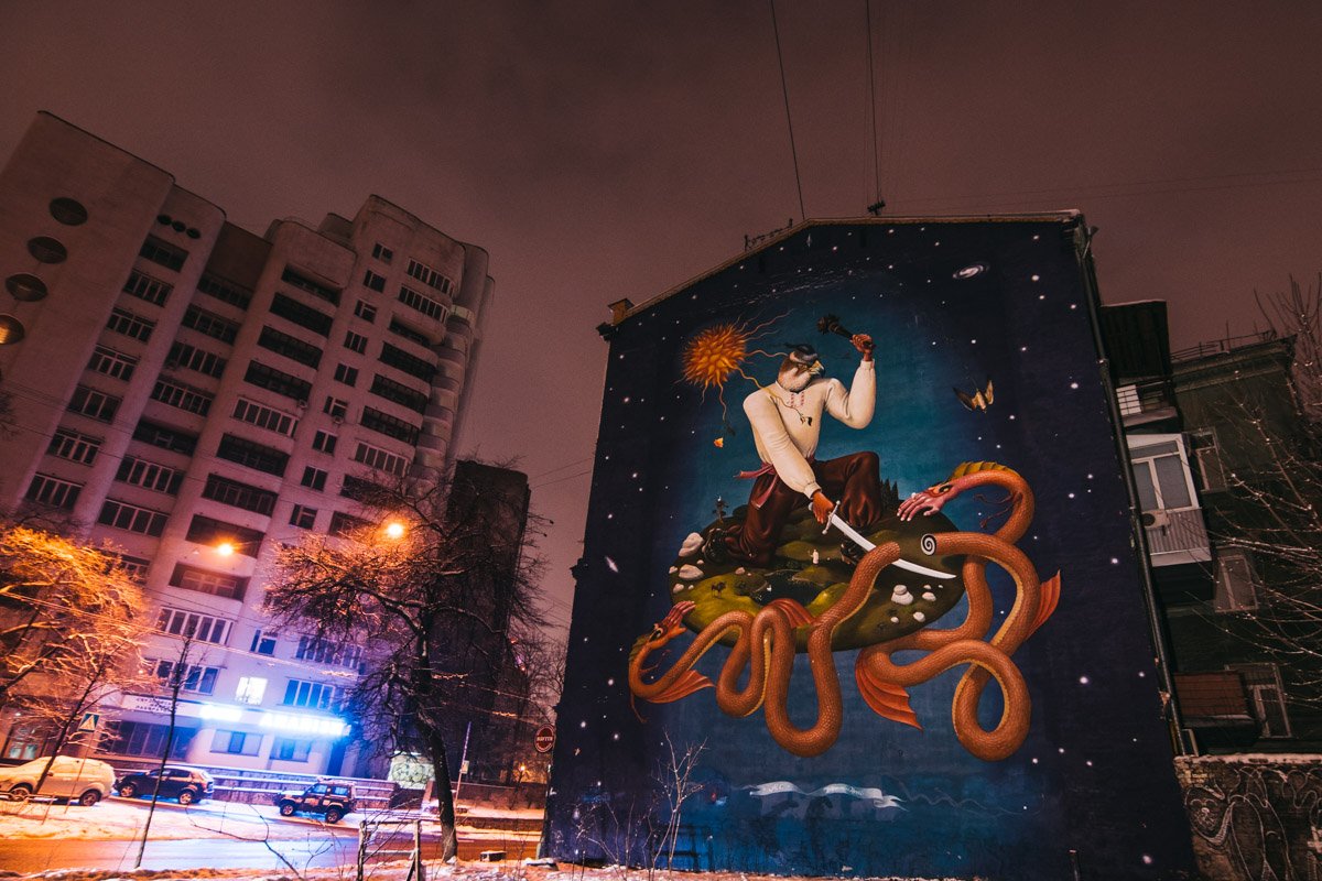 Колоритные муралы разбавляют общую картинку Пейзажной аллеи