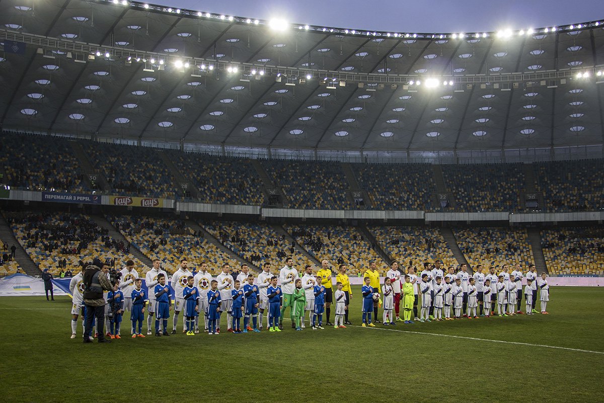 Традиционно перед матчем футболисты спели гимн Украины