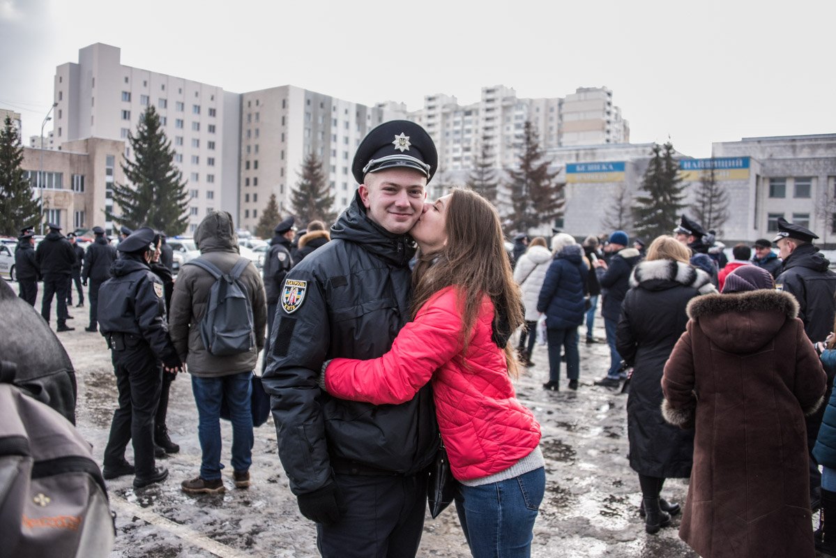 После присяги новых патрульных поздравляют их вторые половинки 