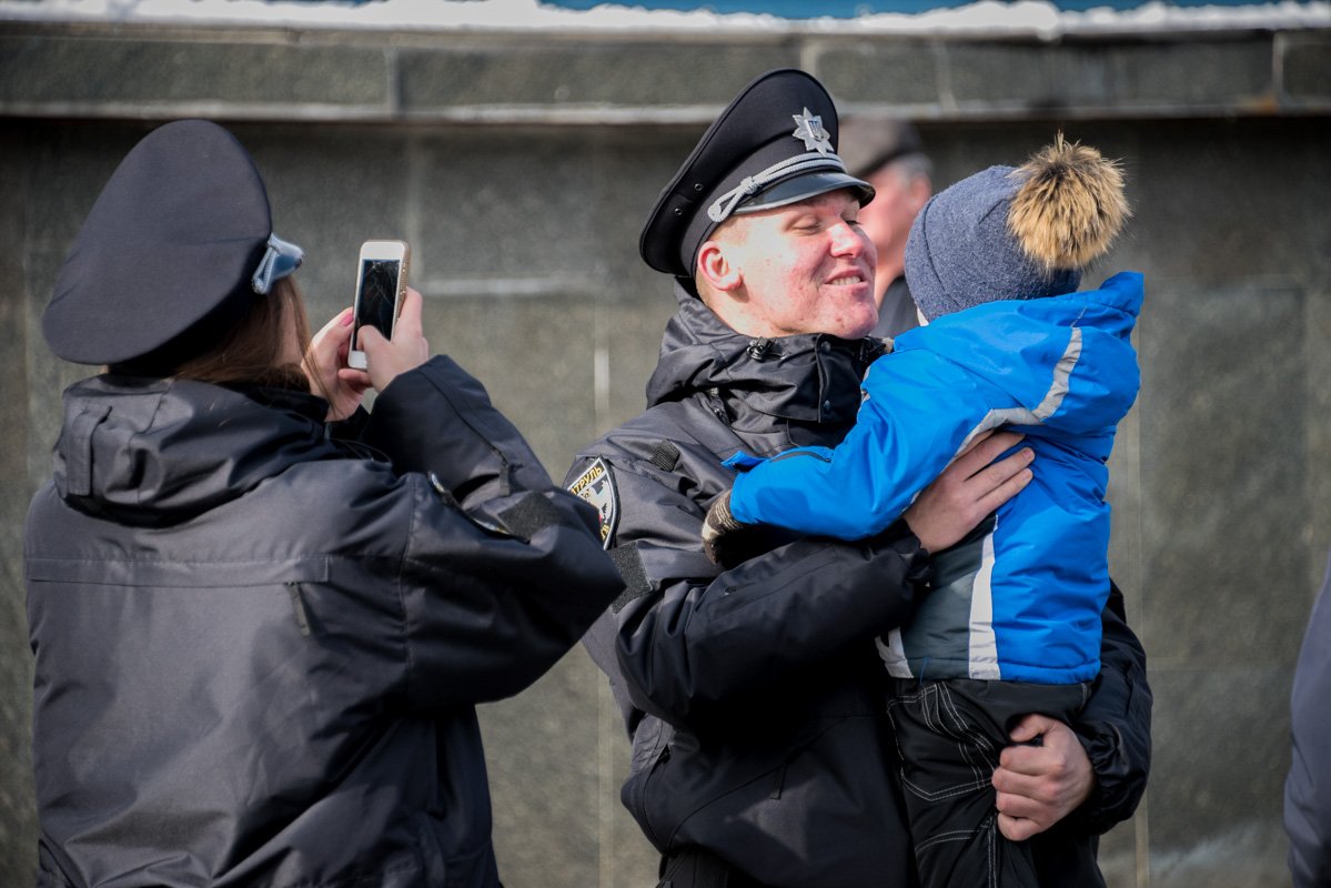 Для патрульных, как и для их семей - это радостный день 