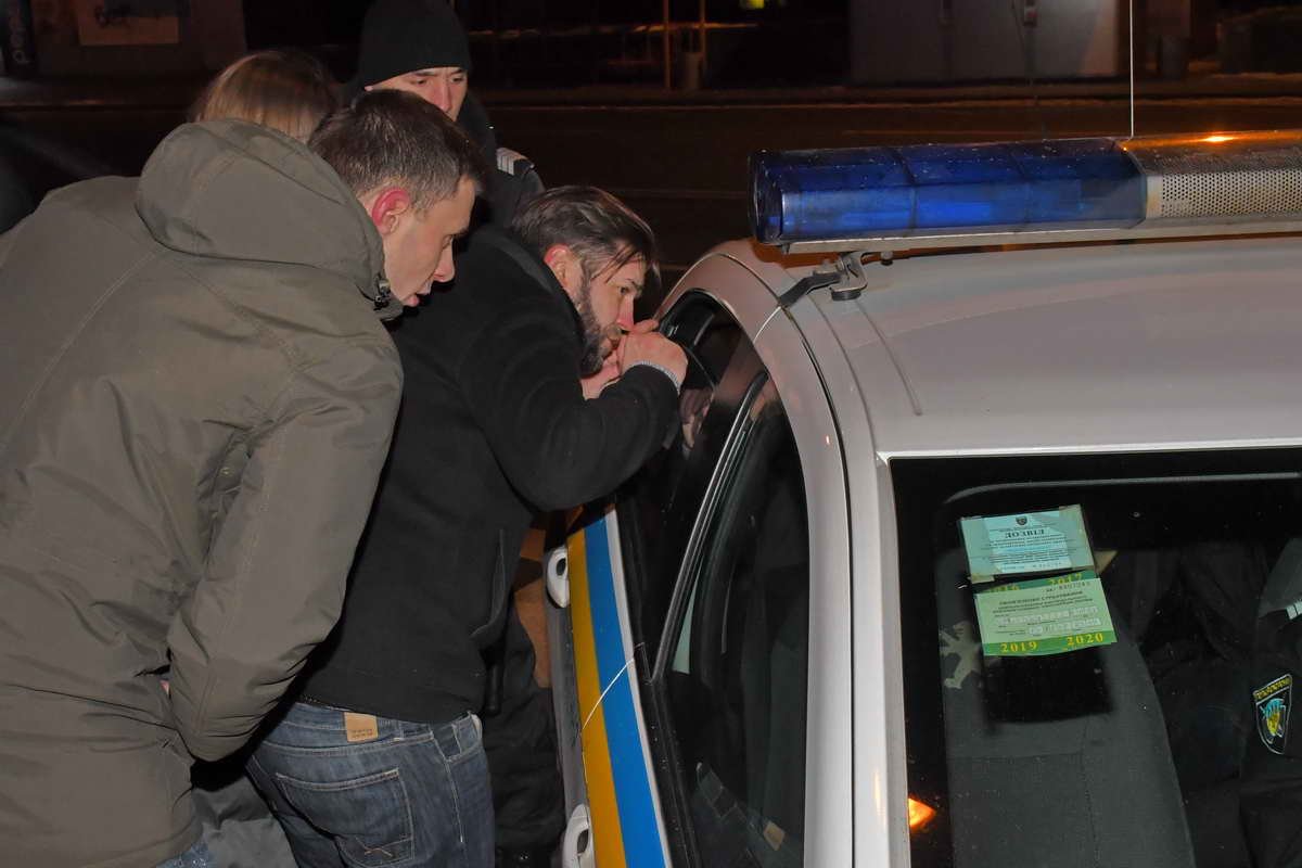 Сотрудники полиции контролировали ситуацию во избежание самосуда Сотрудники полиции контролировали ситуацию во избежание самосуда