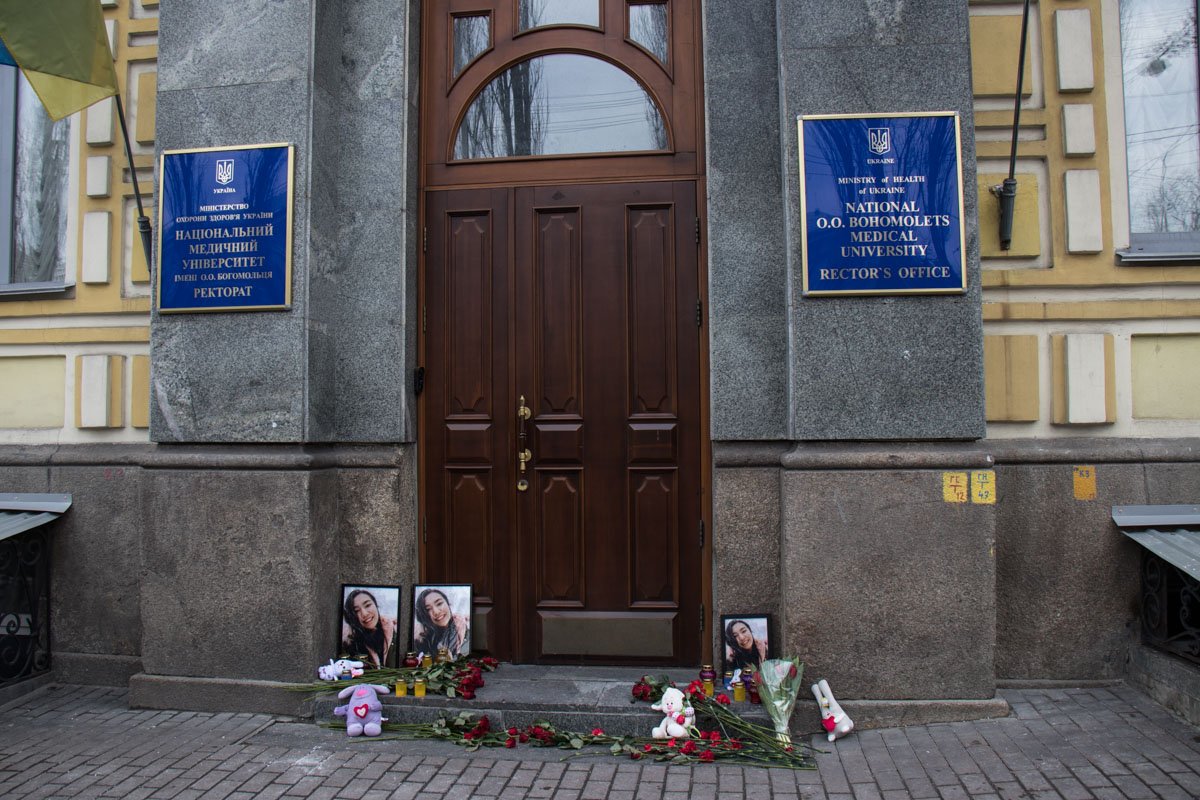 Студенты к ректорату НМУ имени Богомольца принесли цветы и игрушки 