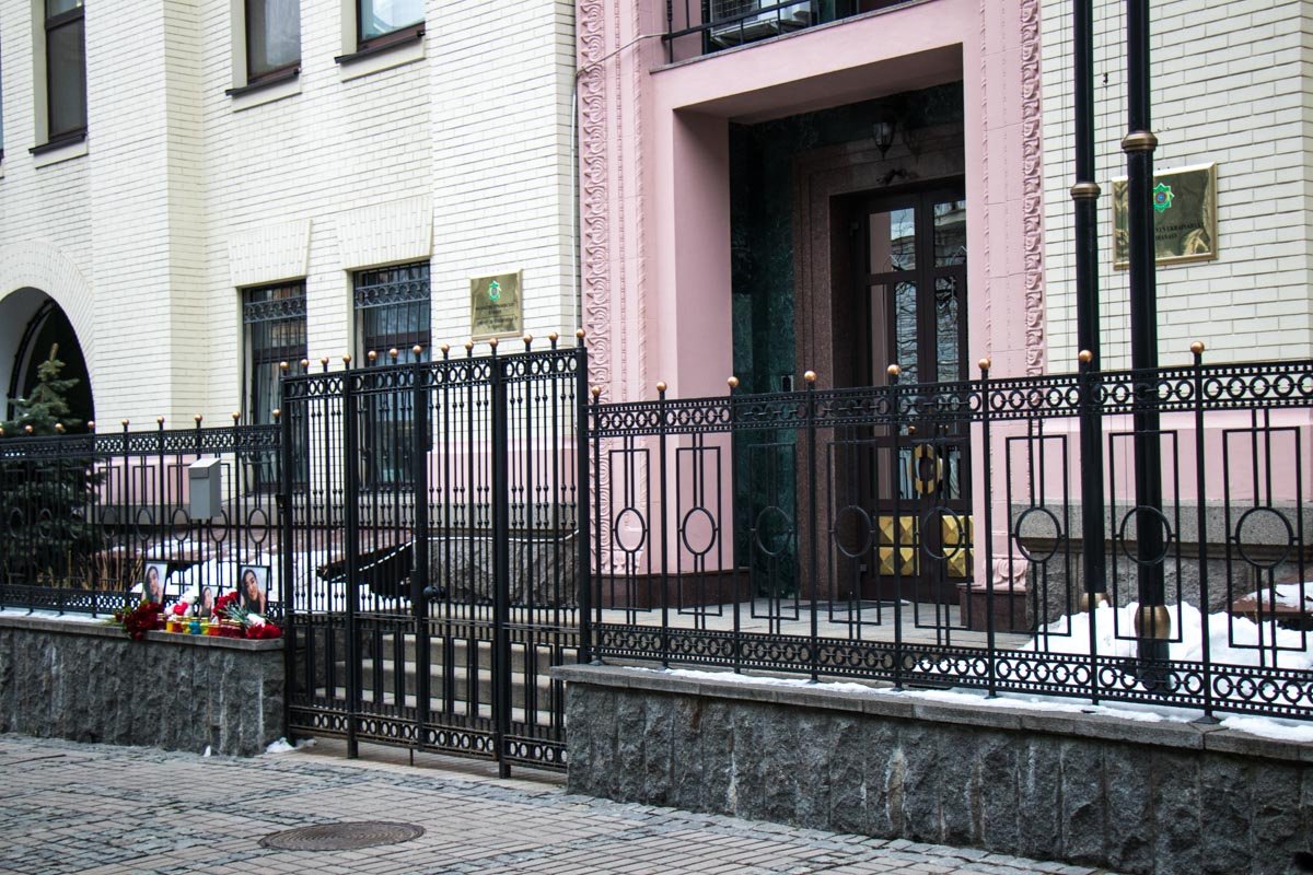 Утром 19 февраля цветы и игрушки несли к посольству Туркменистану 