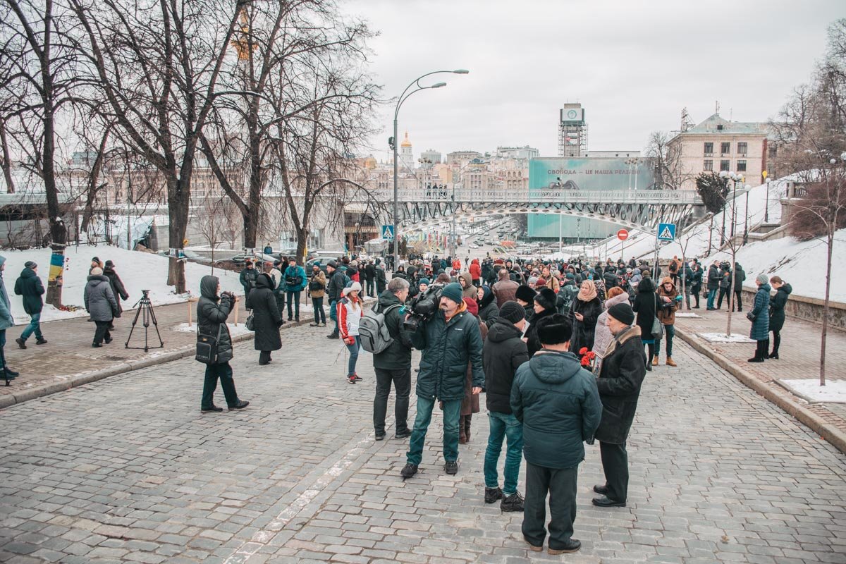 Около сотни человек организовали флешмоб на Аллее Героев Небесной сотни 