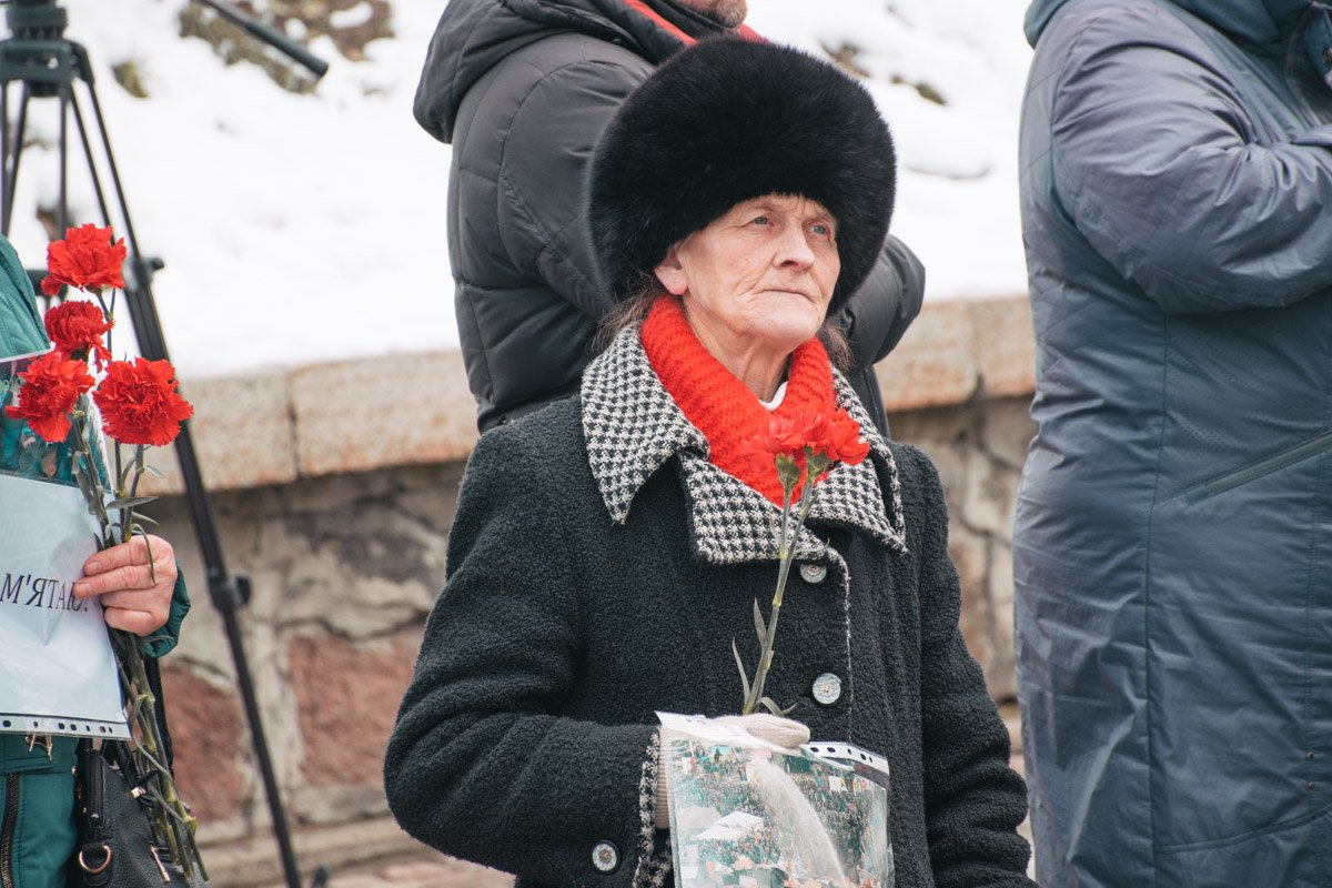 Горожане принесли цветы к месту трагических событий