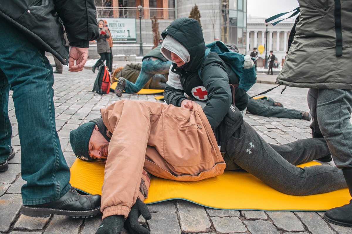 Флешмоб начался с импровизированного расстрела активистов на улице Институтской