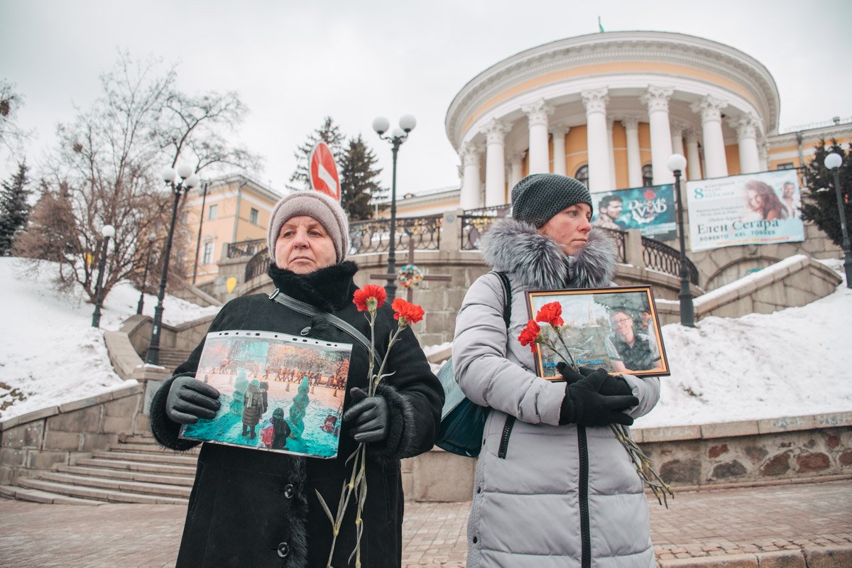 Участники акции возложили цветы к портретам погибших и  зажгли лампадки