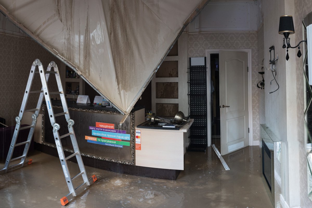 В химчистке Unmomento обвалился поток