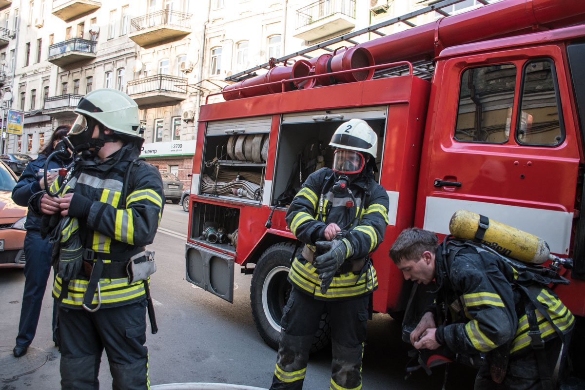На месте работали 32 спасателя 