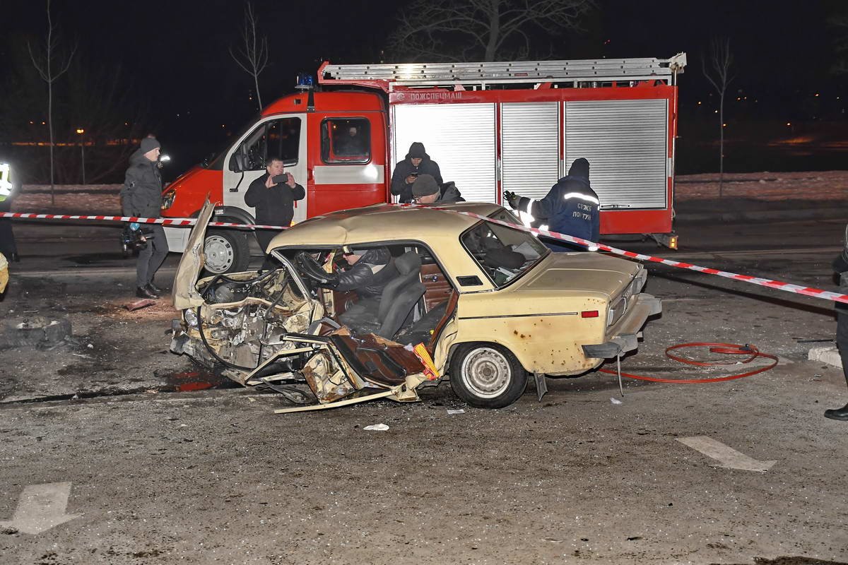 Чтобы достать водителя "шестерку" разрезали