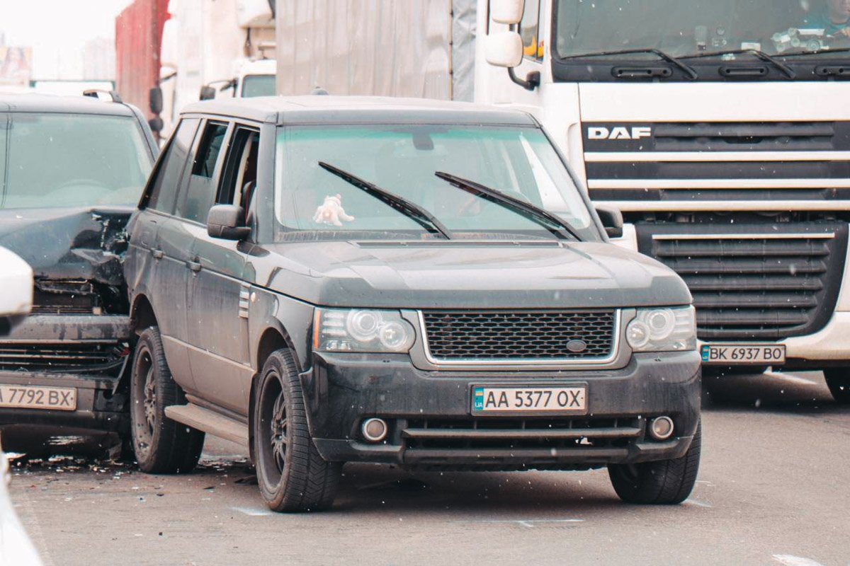 Range Rover стоял на дороге, когда в него врезался Volkswagen Transporter