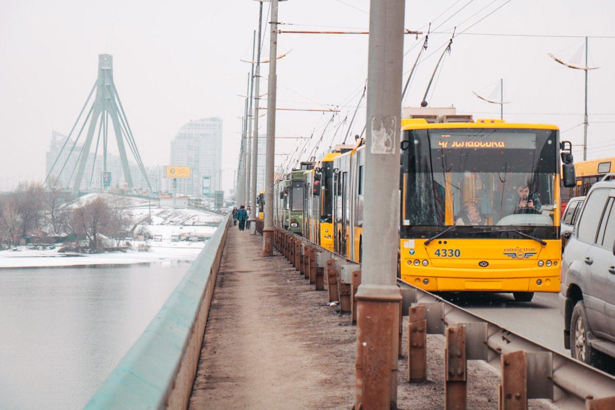 На Московском мосту образовалась огромная пробка