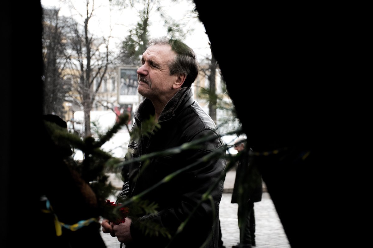 Возле памятника Героям Небесной Сотни люди не сдерживали эмоций Возле памятника Героям Небесной Сотни люди не сдерживали эмоций