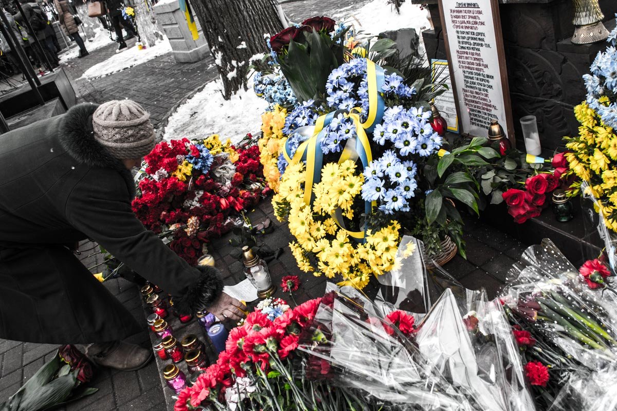 Также зажгли лампадки и свечи Также зажгли лампадки и свечи