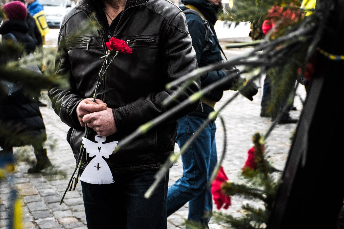 В память о погибших на Институтской вешали бумажных ангелочков В память о погибших на Институтской вешали бумажных ангелочков