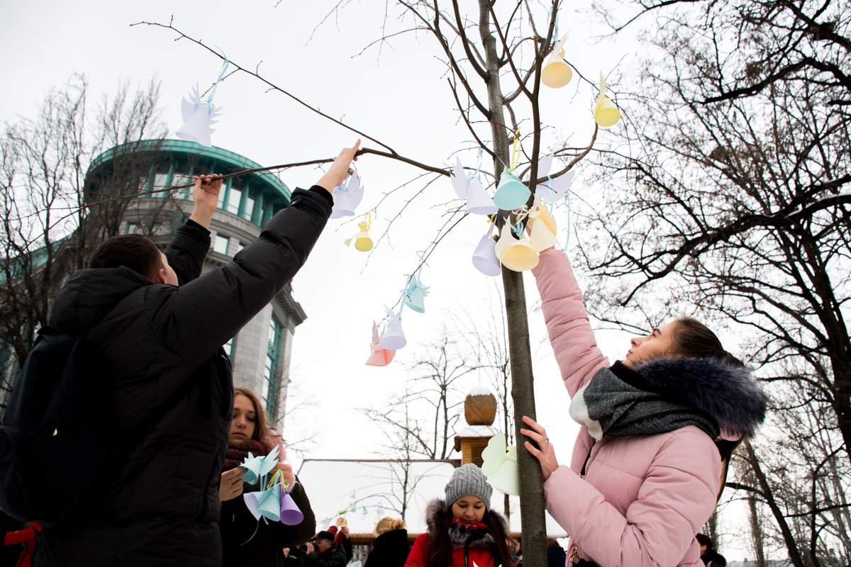 Помимо вырезанных с бумаги ангелов, школьники сделали разноцветные фигурки Помимо вырезанных с бумаги ангелов, школьники сделали разноцветные фигурки