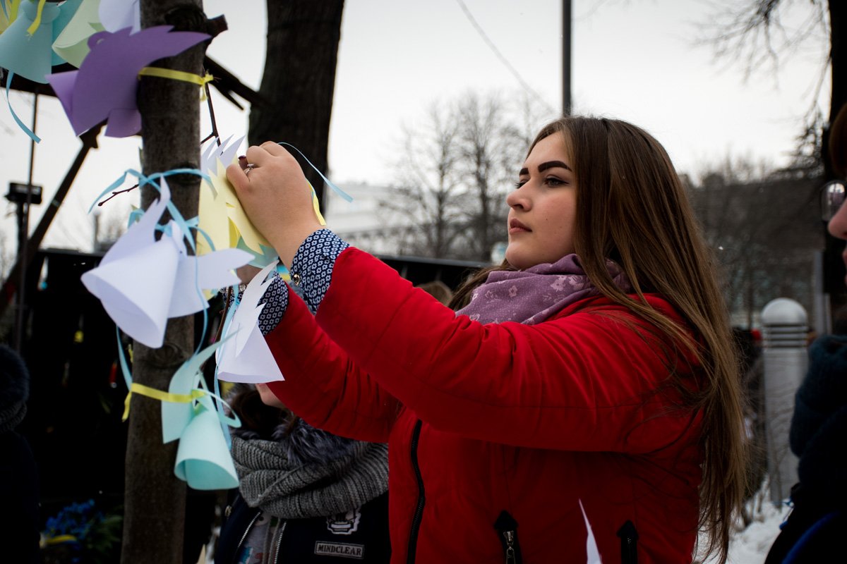 Они вешали их на голые ветки деревьев Они вешали их на голые ветки деревьев