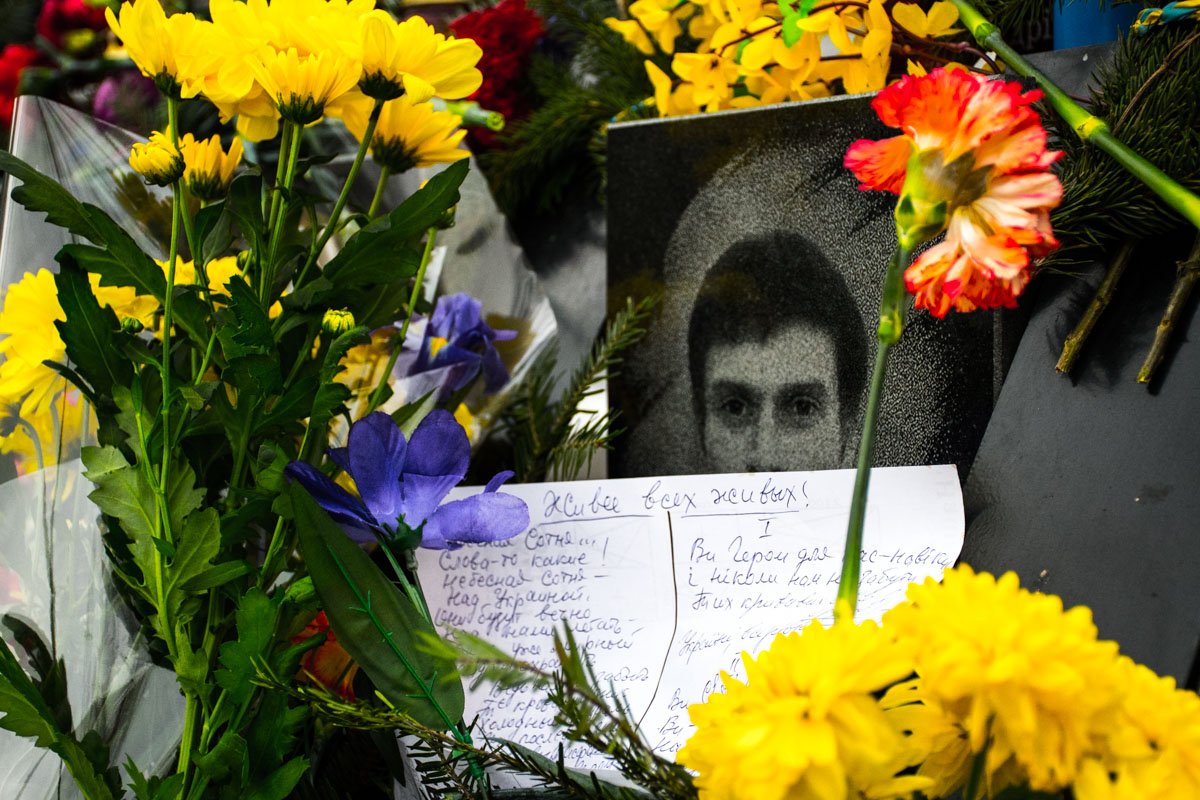 Возле фотографий погибших люди оставляли письма Возле фотографий погибших люди оставляли письма