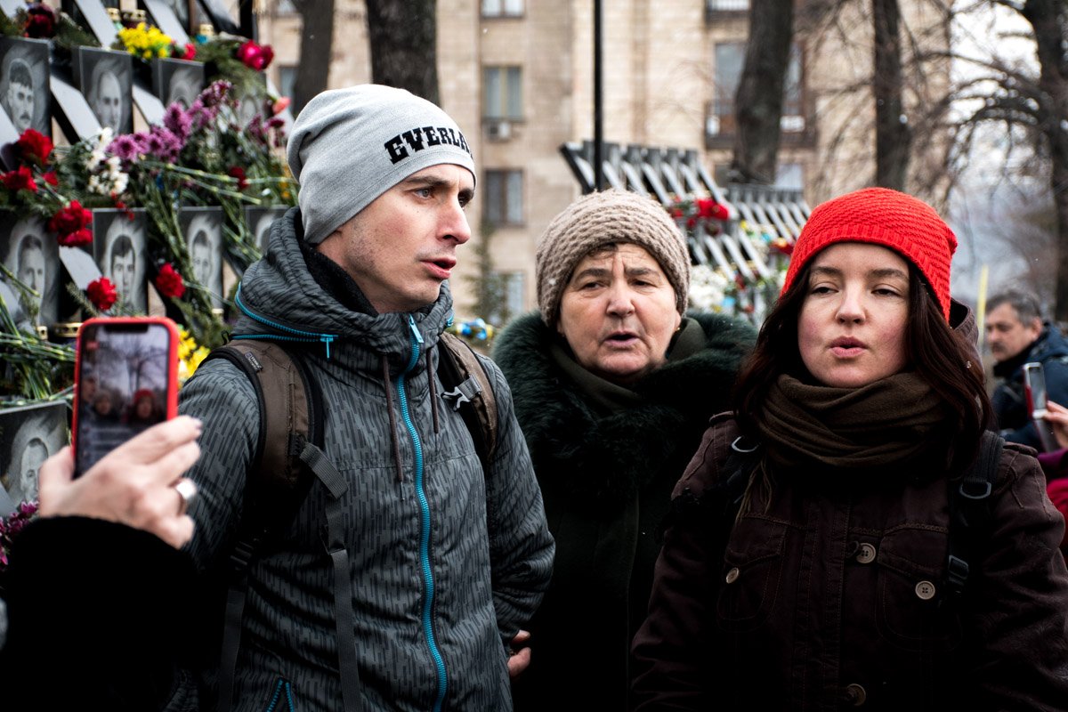 Возле стелы спели поминальную песню Возле стелы спели поминальную песню