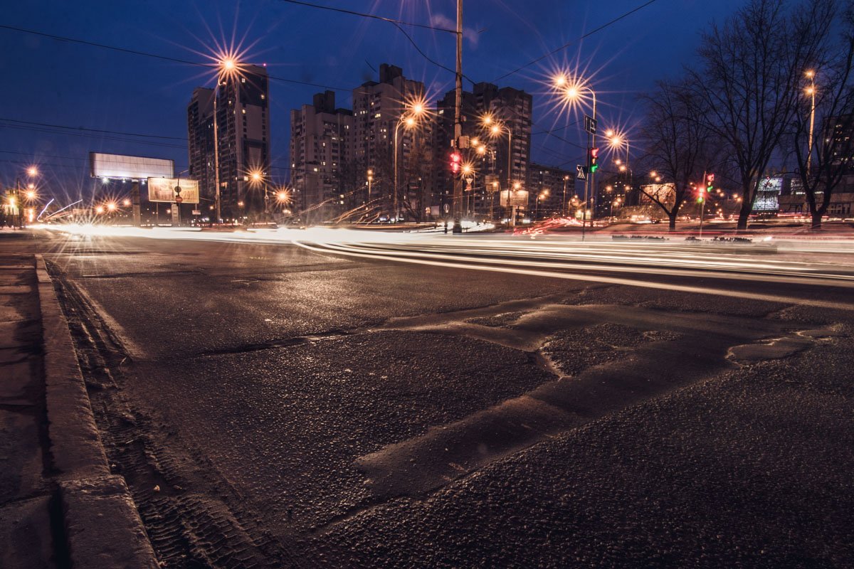 На отремонтированной дороге водителей поджидают неприятные ямы