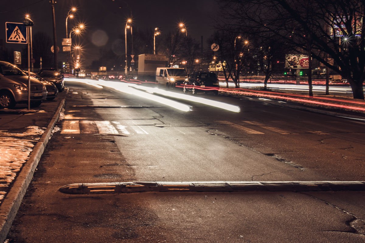 Дорожную разметку видно не очень хорошо