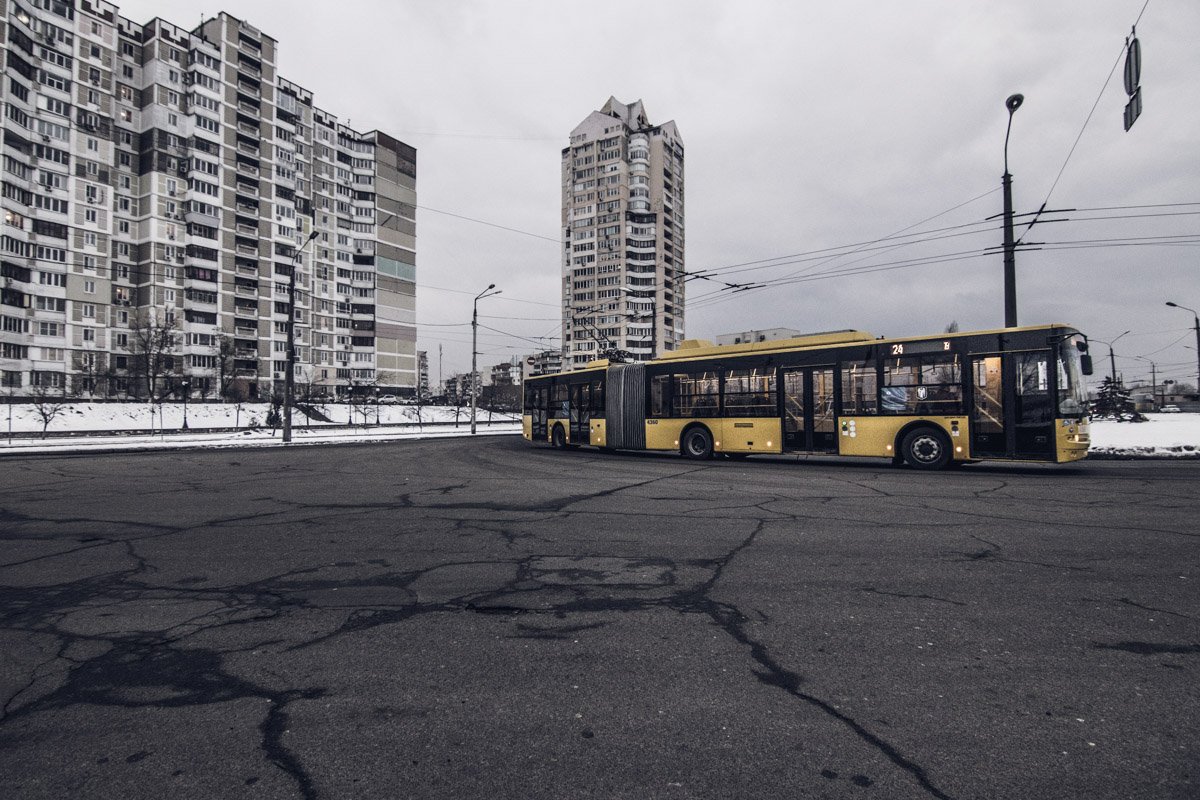 Видно, что дорогу «латали», однако ямы все же есть
