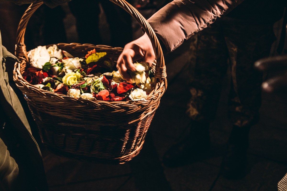 По ходу движения люди разбрасывали лепестки По ходу движения люди разбрасывали лепестки