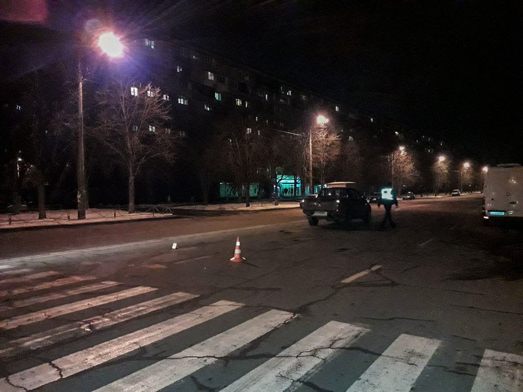 Mitsubishi наехал на женщину на пешеходном переходе