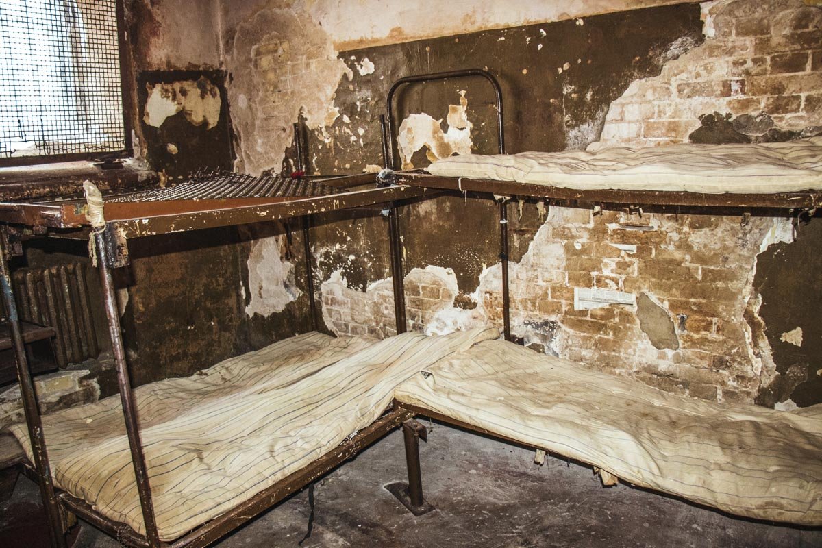 В камерах стоят старые сломанные кровати