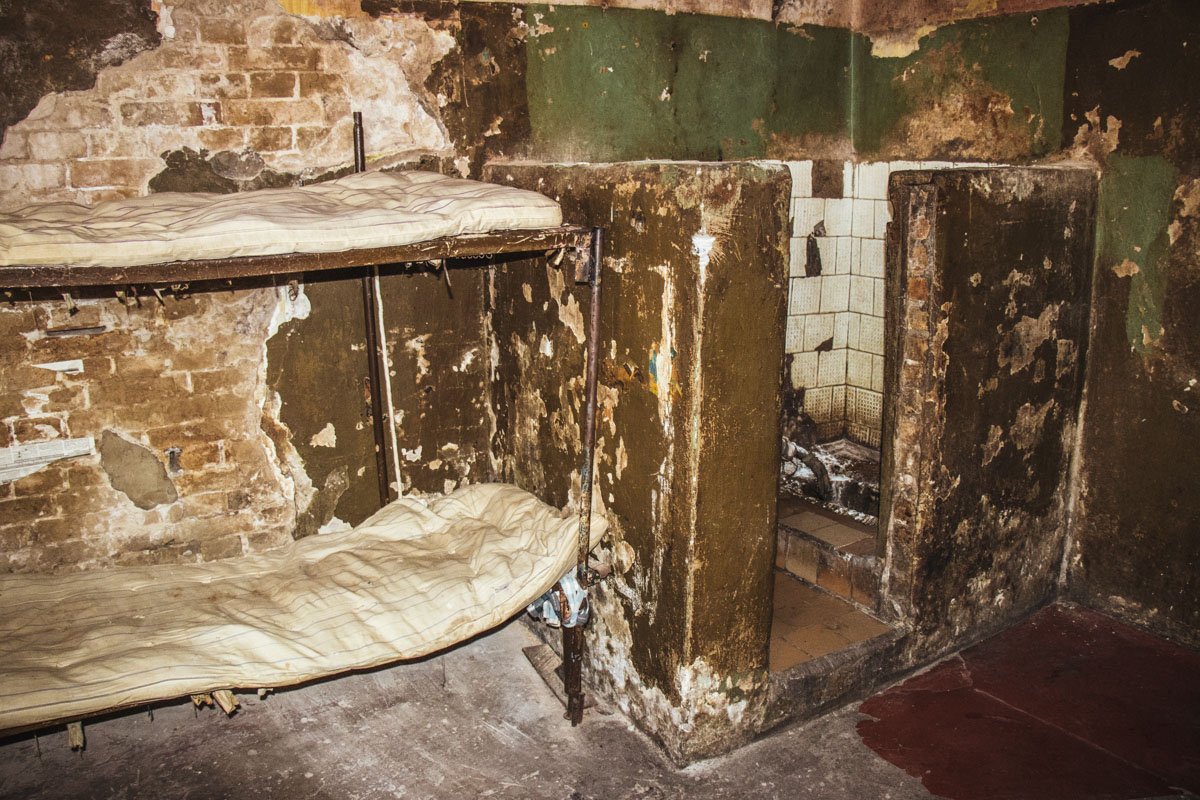 Со стен сыпется краска 